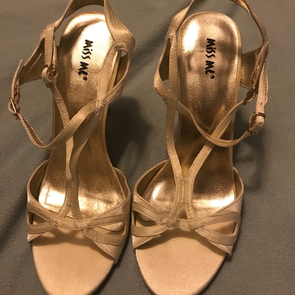 Off white satin strappy heels 👠 7.5 new, no box - Picture 2 of 8